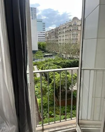 Au Pied De La Tour Eiffel